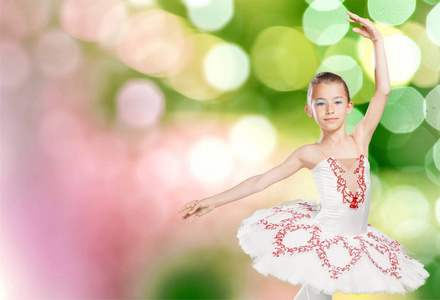 粉红色的短裙的小姑娘芭蕾舞女演员