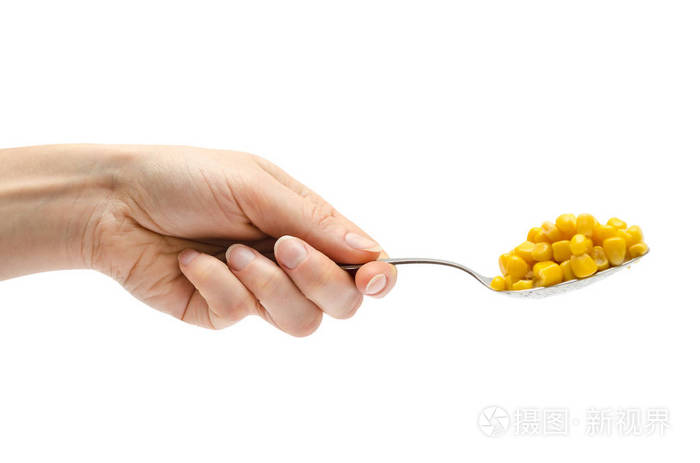 女人手拿着勺子与有机玉米