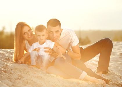 幸福美满的家庭上海滩日落