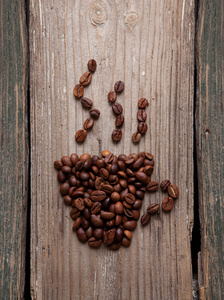 咖啡豆和木制背景上的杯子