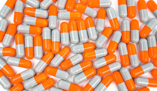 色彩艳丽的抗生素胶囊丸孤立在白色的背景下，药物阻抗的概念