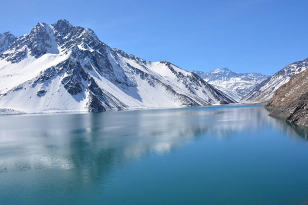 山雪与智利的咸水湖的景观图片