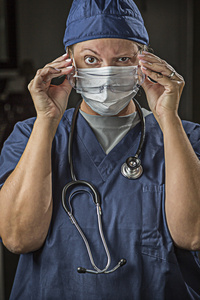 女医生或护士穿上保护面部磨损