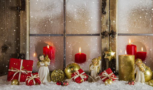 插着红蜡烛的经典圣诞木窗口装饰