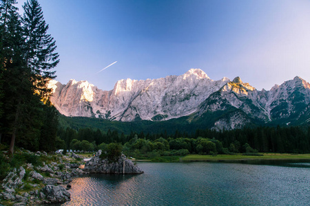 在 Fusine，意大利湖的日落