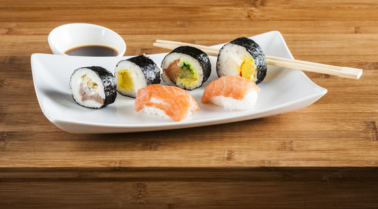 日本食品在白板上的寿司