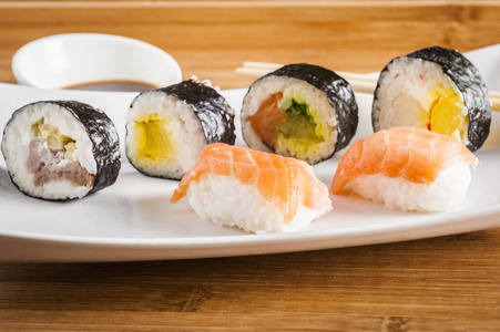 日本食品在白板上的寿司