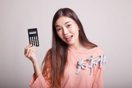 亚洲女人微笑与计算器