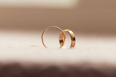 两个结婚戒指。爱情观