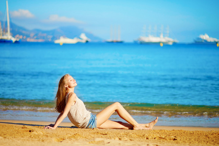 年轻的姑娘在海边享受她的假期
