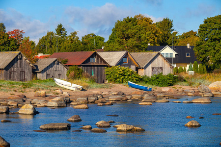 海港与渔民的房子上扔石头的波罗的海海岸。Kasmu，军长，爱沙尼亚的村庄