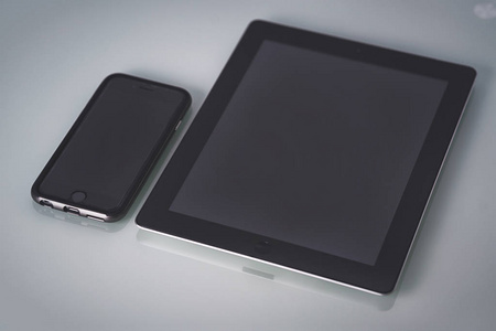 网站 Tablet Pc 和手机设计师工作场所的概念