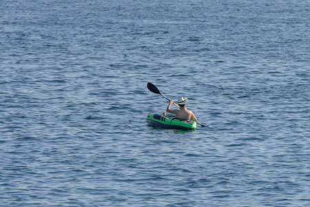 年轻人在大海中划独木舟