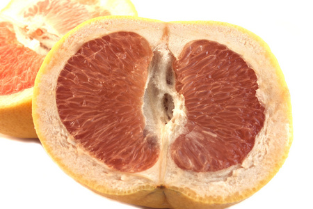 柚子切成两个相等的部分在白色背景上