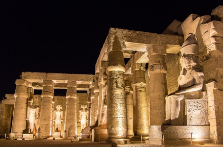晚上埃及卢克索神庙