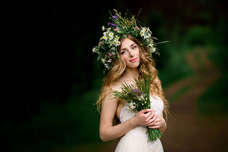 新娘走在森林里