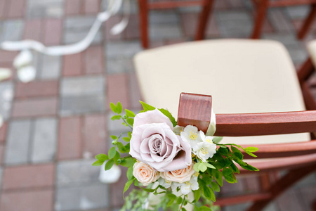 婚礼装饰木制椅子的花图片