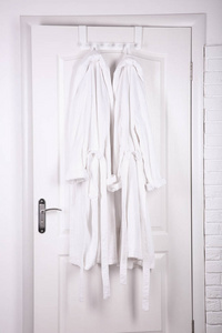 白色的门上挂着的浴袍