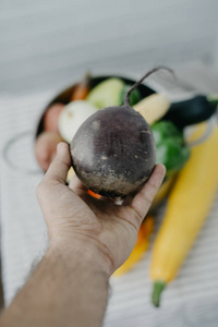 甜菜根素食主义者的男人手里