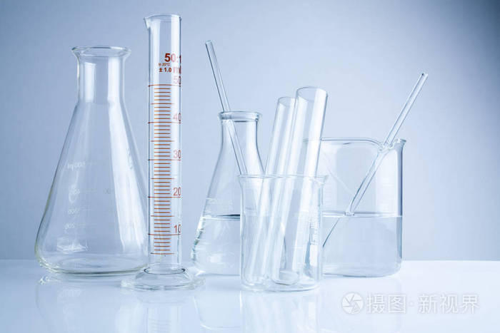 实验室玻璃器皿在桌子上,象征的科学研究