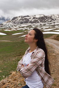 女性旅行者享受在她身后的山风景