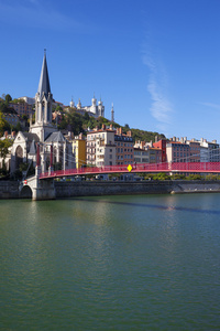 里昂城市与红色的行人天桥的看法