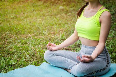 年轻的健身女人领域 健康教导上练瑜伽