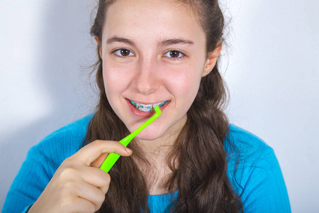 微笑着十几岁的女孩戴着牙套的牙齿