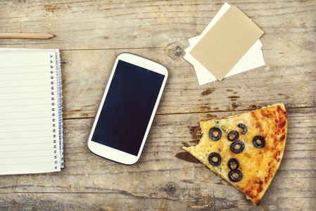 智能手机 办公用品和披萨