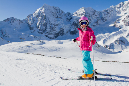 滑雪，滑雪胜地，冬季运动滑雪度假的儿童