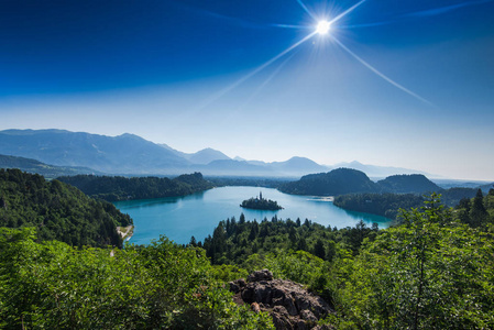 俯瞰布莱德湖全景 vista 在整个夏天的阳光下