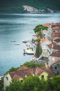 Perast 村的街道上