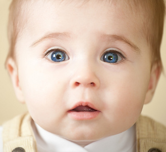 可爱的蓝眼睛宝宝的肖像