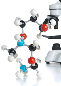 显微镜下桌上的分子模型