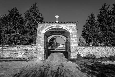 入口处的圣乔治修道院在帕莫瑞的石门。保加利亚。黑色和白色