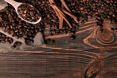 木勺木桌背景与 c 的咖啡豆
