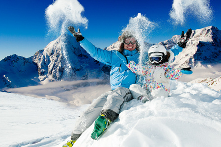 滑雪 雪和冬天的乐趣   幸福的家庭，在雪地里玩