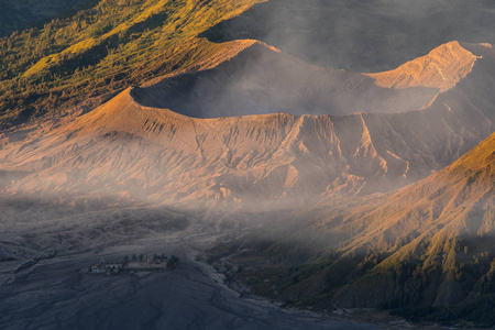 在日出，印度尼西亚东爪哇的溴活跃的火山火山口