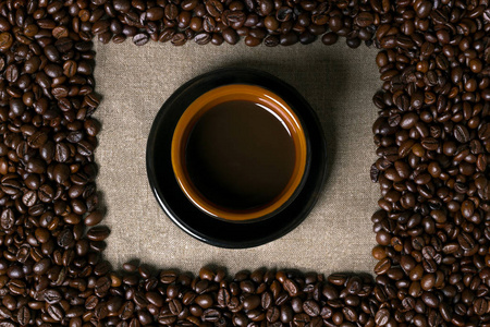 咖啡豆和咖啡杯上麻布背景
