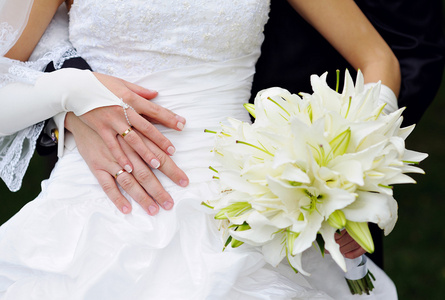 新娘抱着美丽的白色婚礼花束
