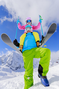 滑雪 冬季 雪 滑雪 太阳和乐趣   家庭享受冬季