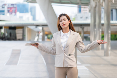 累了亚洲年轻商界女强人与平板电脑的肖像