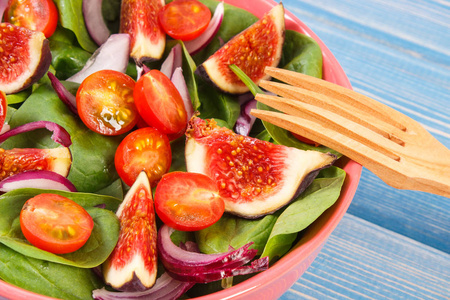 新鲜的水果和蔬菜色拉配木叉 健康的生活方式和营养概念