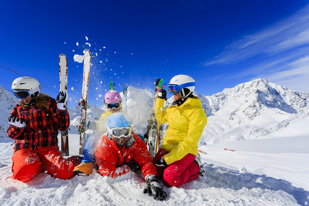 滑雪 滑雪 太阳和乐趣家庭 enyoing 寒假