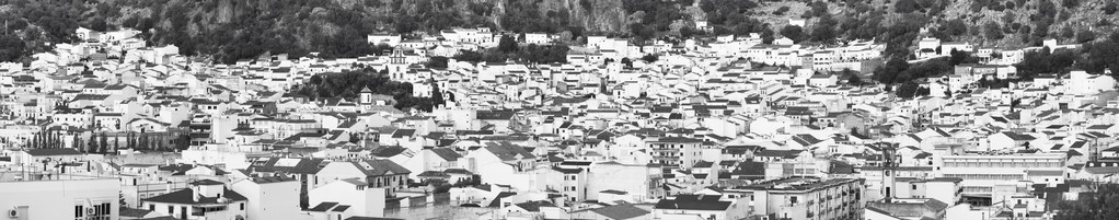 安达卢西亚村庄与白色的外墙，在加的斯。Ubrique。西班牙
