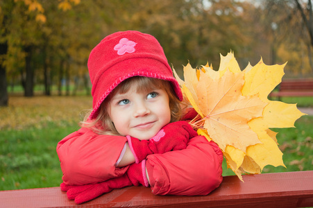 小女孩在公园里的叶子