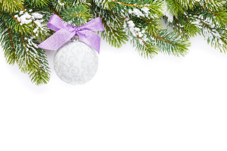圣诞多彩的装饰和雪枞树