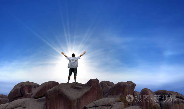 站在小山顶上的赢家人