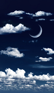 超云与新月的夜空