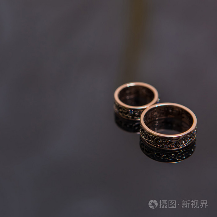 两个结婚戒指在无限符号爱情观